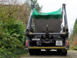Container für die Entsorgung Auto mit Container wird weggefahren
